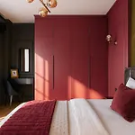 Qult - Crimson Whispers Apartman