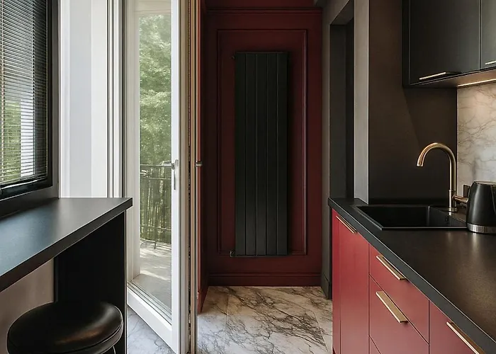 Apartament Qult - Crimson Whispers