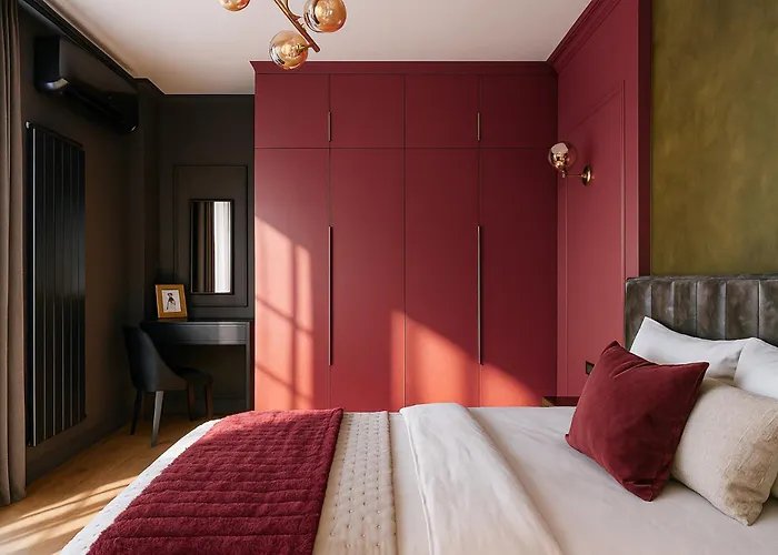 Qult - Crimson Whispers Apartament